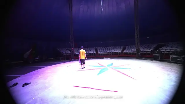 空旷剧场中的单人行动，00:43:47。