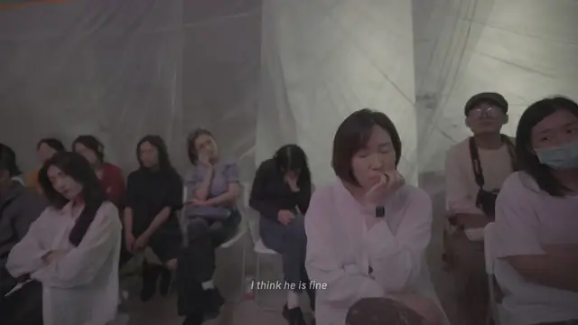 电影后段的集体观看现场，02:26:59。